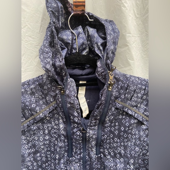 Lululemon size 6 zip up hooded jacket blue/white in excellent condition - Picture 10 of 14